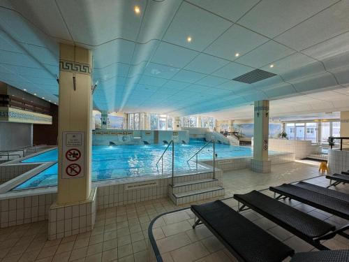 een groot zwembad in een groot gebouw bij PENTHOUSE Appartement Bergliebe Sankt Englmar in Sankt Englmar