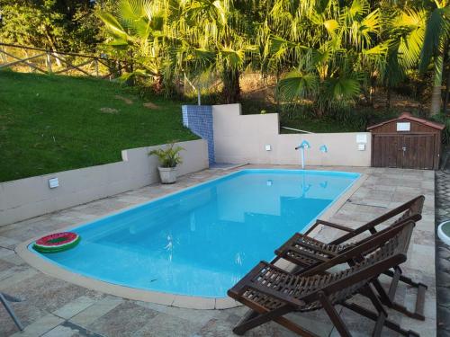 Kolam renang di atau dekat dengan Casa de campo Domeni rustica e próximo a cidade de Juiz de Fora MG