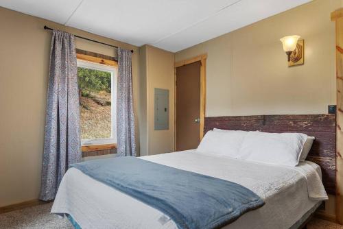 a bedroom with a large bed and a window at Blue Pine Retreat in Lead