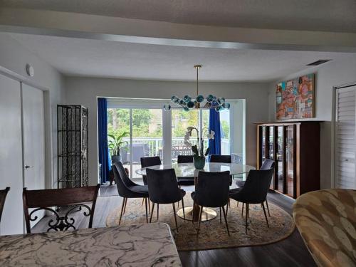 Posezení v ubytování 3 bedroom Casa Azul in Historic Northwood Hills