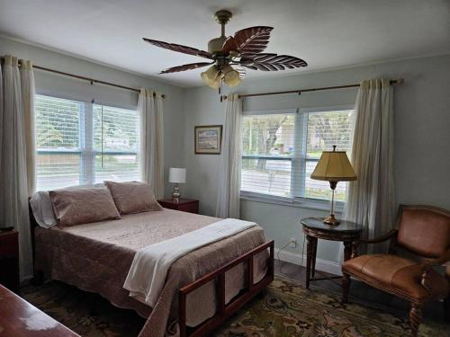 Postel nebo postele na pokoji v ubytování 3 bedroom Casa Azul in Historic Northwood Hills