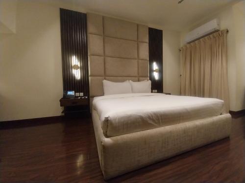 Posteľ alebo postele v izbe v ubytovaní Hotel MERIDIAN