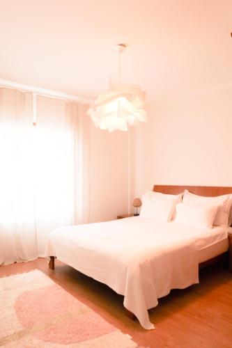 Giường trong phòng chung tại A Casa Da Maria Praia do Baleal