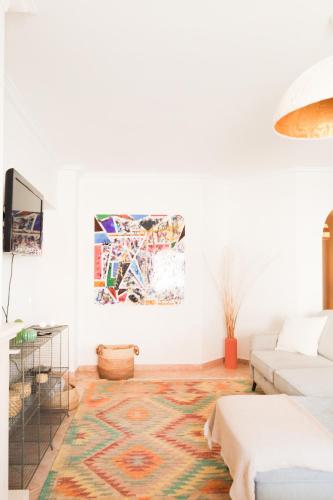 a living room with a couch and a rug at Casa da Maria Baleal com Piscina, Ténis e 5min da Praia in Ferrel