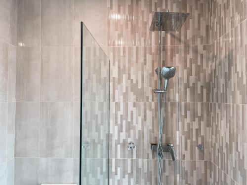 y baño con ducha y puerta de cristal. en 3BR house in Tema 25, en Tema