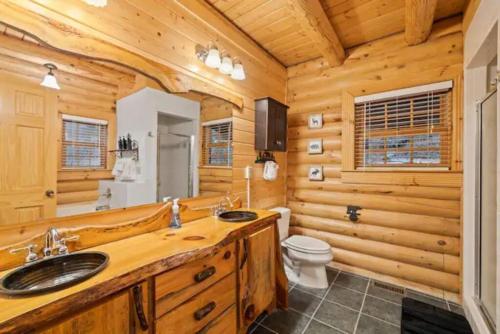 Η κουζίνα ή μικρή κουζίνα στο Firefly Lodge, hot tub, games, mountain views