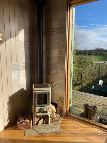 Gambar di galeri bagi Private Shepherds hut with Castle view di Bottesford