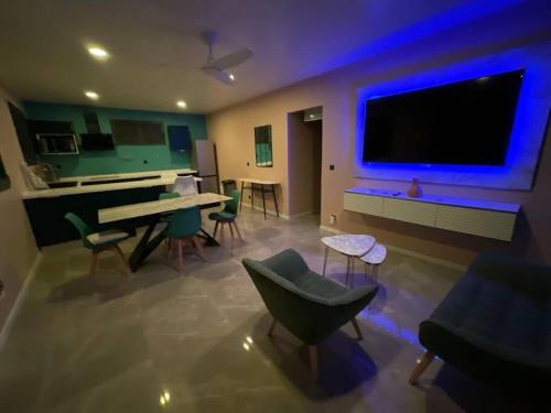 Μια τηλεόραση ή/και κέντρο ψυχαγωγίας στο Residence Peace & Joy - Piscine privée - Netflix