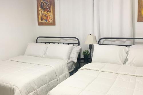 5BR Retreat Nature and Access Laurel MDにあるベッド
