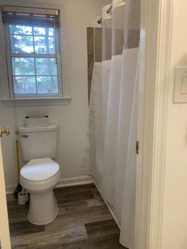 5BR Retreat Nature and Access Laurel MDにあるバスルーム
