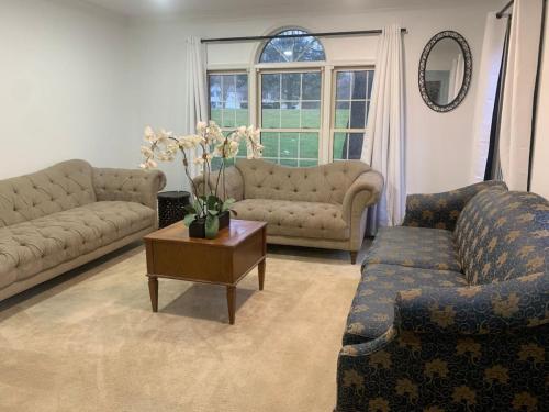 5BR Retreat Nature and Access Laurel MDにあるシーティングエリア