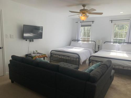 5BR Retreat Nature and Access Laurel MDにあるベッド