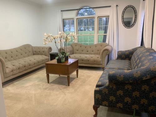 5BR Retreat Nature and Access Laurel MDにあるシーティングエリア
