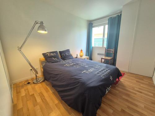 1 dormitorio con 1 cama con edredón negro en Vélodrome Montigny 2024, en Montigny-le-Bretonneux