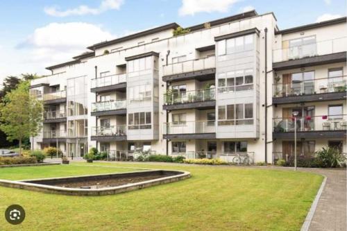 un condominio con un prato di fronte di Excellent location St Anne's Park 2 Bed/Bath Apartment, Dublin 5 a Dublino