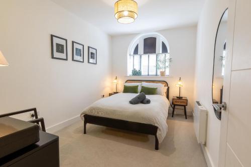 Rúm í herbergi á Stunning two bedroom in city centre