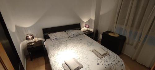 1 dormitorio con 1 cama grande y 2 mesitas de noche en Estudio Petrer, en Petrer