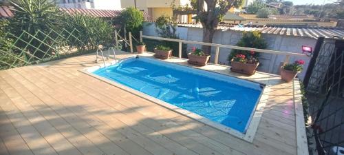 basen na patio z doniczkami w obiekcie Come A Casa w mieście Ostia