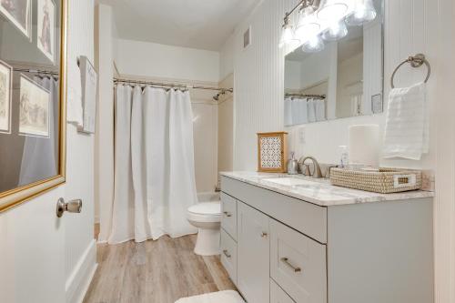 een witte badkamer met een toilet en een wastafel bij Lovely Mobile Home with Smart TV 2 Mi to Downtown! in Mobile