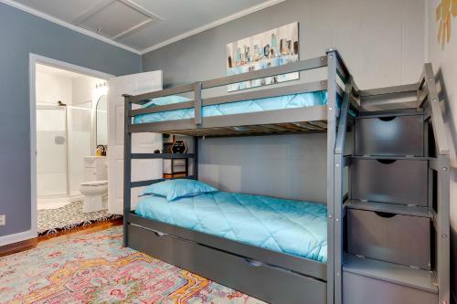 莫比爾的住宿－Lovely Mobile Home with Smart TV 2 Mi to Downtown!，一间卧室配有两张双层床,铺有蓝色床单。