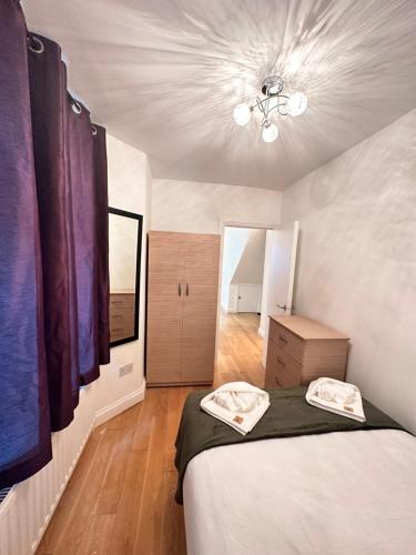 a bedroom with a bed and a ceiling at 2 Bedroom & Living Room Apartment In Paddington in London