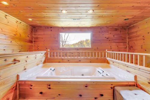 Un baño de Cozy Sevierville Cabin with Hot Tub, Mountain Views!