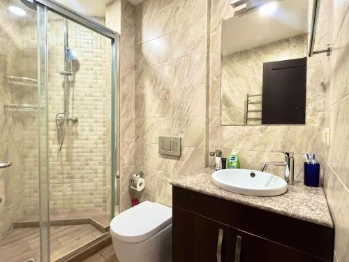y baño con aseo, lavabo y ducha. en NS Apartments in Yerevan city centre, en Ereván