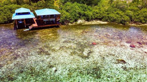 uma vista aérea de um lago com uma casa em Bahia Coral Lodge em Bocas del Toro