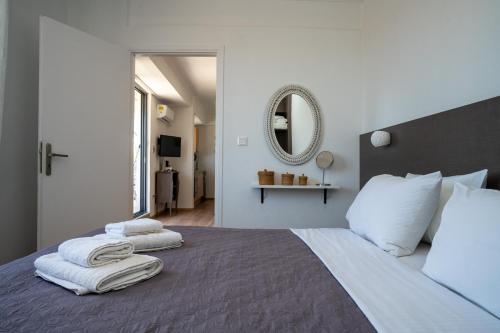 ein Schlafzimmer mit einem großen Bett mit Handtüchern darauf in der Unterkunft V&V Acropolis view apartment in Athen