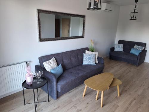 馬爾堡的住宿－SEA Apartment，客厅配有沙发和桌子