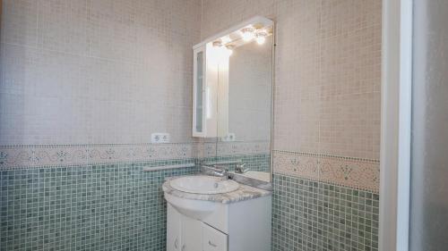 a bathroom with a sink and a mirror at Casa Mar in Vinarós