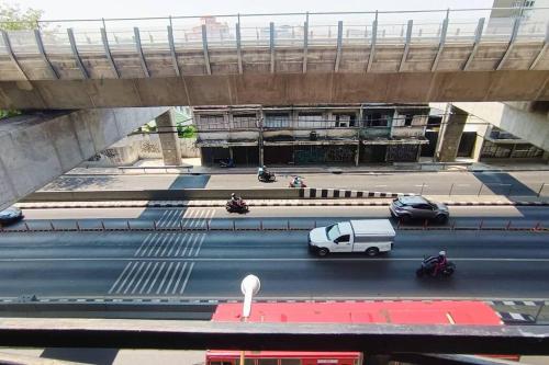 una vista aérea de una concurrida calle de la ciudad con coches en Chubby 9 Room 6 en Ban Bang Phlat