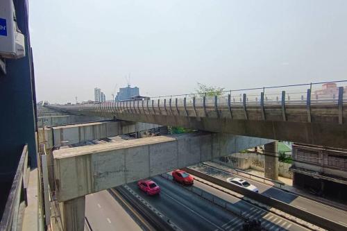 una vista aérea de un puente con coches en una autopista en Chubby 9 Room 6 en Ban Bang Phlat