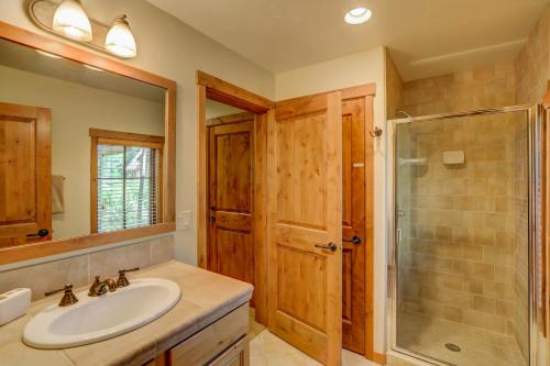 ein Bad mit einem Waschbecken und einer Dusche in der Unterkunft Tamarack Ski Resort Townhome - Elegant couple's retreat - Path to chairlift - Golf in Donnelly