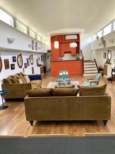 un grand salon avec des canapés et une table dans l'établissement Péniche sur la Seine pour les Jeux Olympiques 2024 à Paris, à Choisy-le-Roi