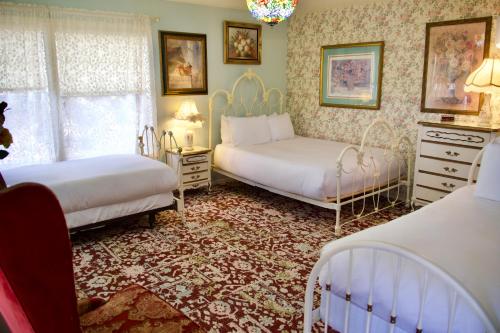 a bedroom with two beds and a window at Yosemite Bug Rustic Mountain Resort in Midpines