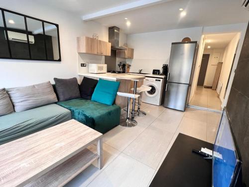 un soggiorno con divano e cucina di Bel appartement à 5 minutes de la plage a Cap d'Agde