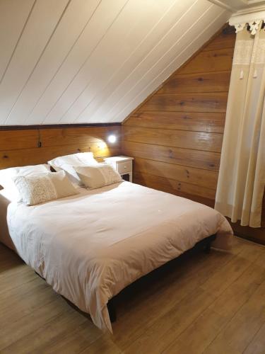 ein Schlafzimmer mit einem großen weißen Bett im Dachgeschoss in der Unterkunft Porte de Mafate - Grand Ilet in Salazie