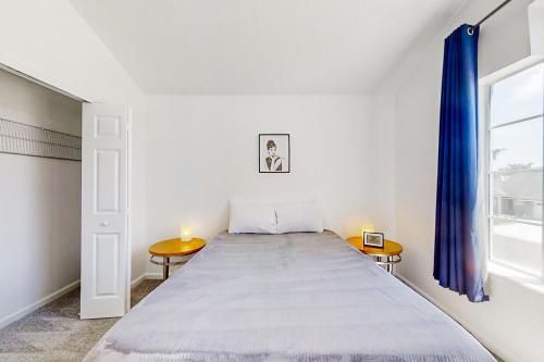 Giường trong phòng chung tại Waterfront 2-story home with water views, patio, streaming, washer/dryer, & AC