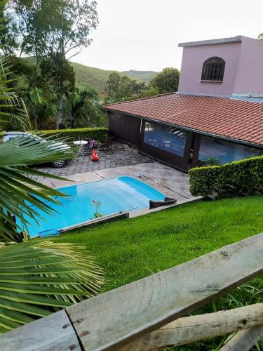 Kolam renang di atau dekat dengan Casa de campo Domeni rustica e próximo a cidade de Juiz de Fora MG