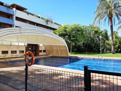 un immeuble avec une piscine devant un immeuble dans l'établissement Casa Lliri con piscina en Massalfassar VALENCIA, à Massalfassar