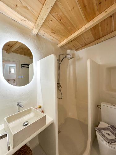 a bathroom with a sink and a toilet at Lythi Kythnos in Kithnos