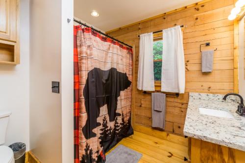 uma casa de banho com uma parede de madeira em New Listing! Lakeview Retreat - 3 Bed, Hot Tub, Ping-Pong em Dahlonega