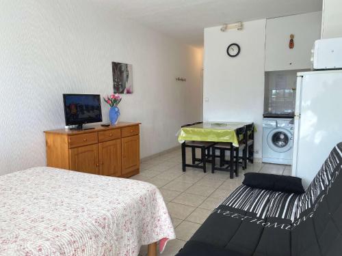 une chambre avec un lit et une cuisine avec une table dans l'établissement Studio confortable avec balcon, proche parc, WIFI, 34540 Balaruc-les-Bains - FR-1-553-24, à Balaruc-les-Bains