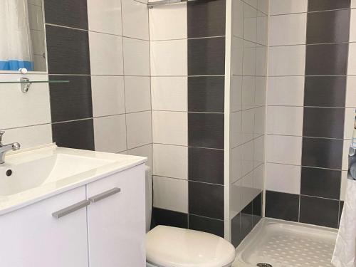 une salle de bain avec toilettes, lavabo et douche dans l'établissement Studio confortable avec balcon, proche parc, WIFI, 34540 Balaruc-les-Bains - FR-1-553-24, à Balaruc-les-Bains
