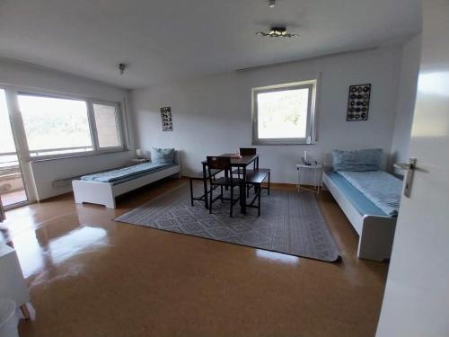 um quarto com uma mesa, uma cama e uma secretária em L8 Street Monteurwohnung - Calw em Calw