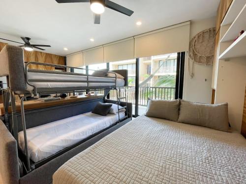 1 dormitorio con litera y sofá en Amazing Pool View Loft Steps Away From The Beach -B102 en Holbox Island