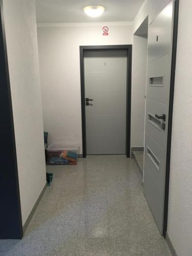 a hallway with a door leading to a room at Słoneczne Wzgórze in Łagów