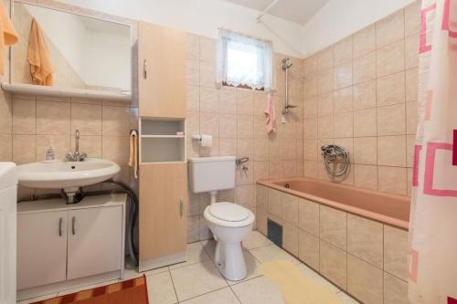 ein Badezimmer mit einem WC, einem Waschbecken und einer Badewanne in der Unterkunft Apartment Denis in Marina