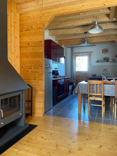 Kuchyň nebo kuchyňský kout v ubytování Chalet authentique au calme, en lisière de forêt, montagne, sentiers 15mn Gérardmer & Alsace "Chalet Mon beau sapin"